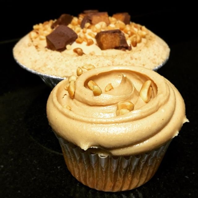 There's nothing quite like some tasty peanut butter treats from @magnoliabakeryuae to end the day!