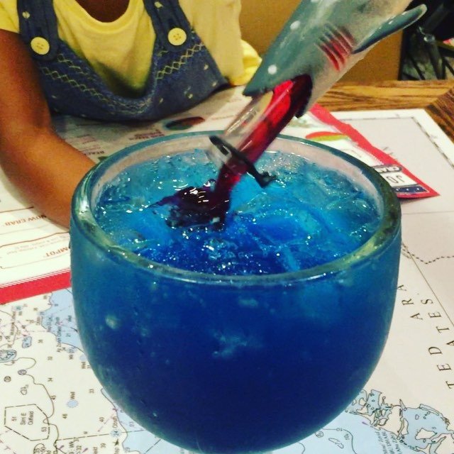 Today we enjoyed a great foodie gimmick coutesy of @jcsuae - The 'shark attack' is an citrus and blueberry drink, with a test tube of grenadine. When the liquids combine it looks like blood in the water! Love the fun idea and the free toy shark that came with the beverage!