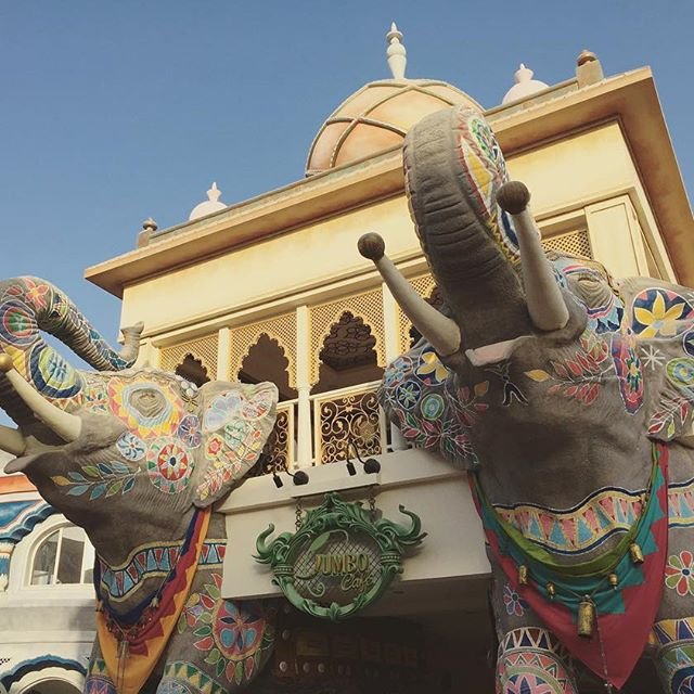 Stunning theming at @dubaiparksresorts truly captures the sights and sounds of Bollywood.