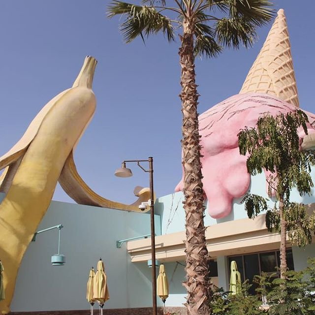 This looks like our kind of restaurant! Baby Brent's Luncheonette @motiongatedubai has a facade of ice cream and banana skins and a roof piled with pancakes, spaghetti and meatballs 🍽